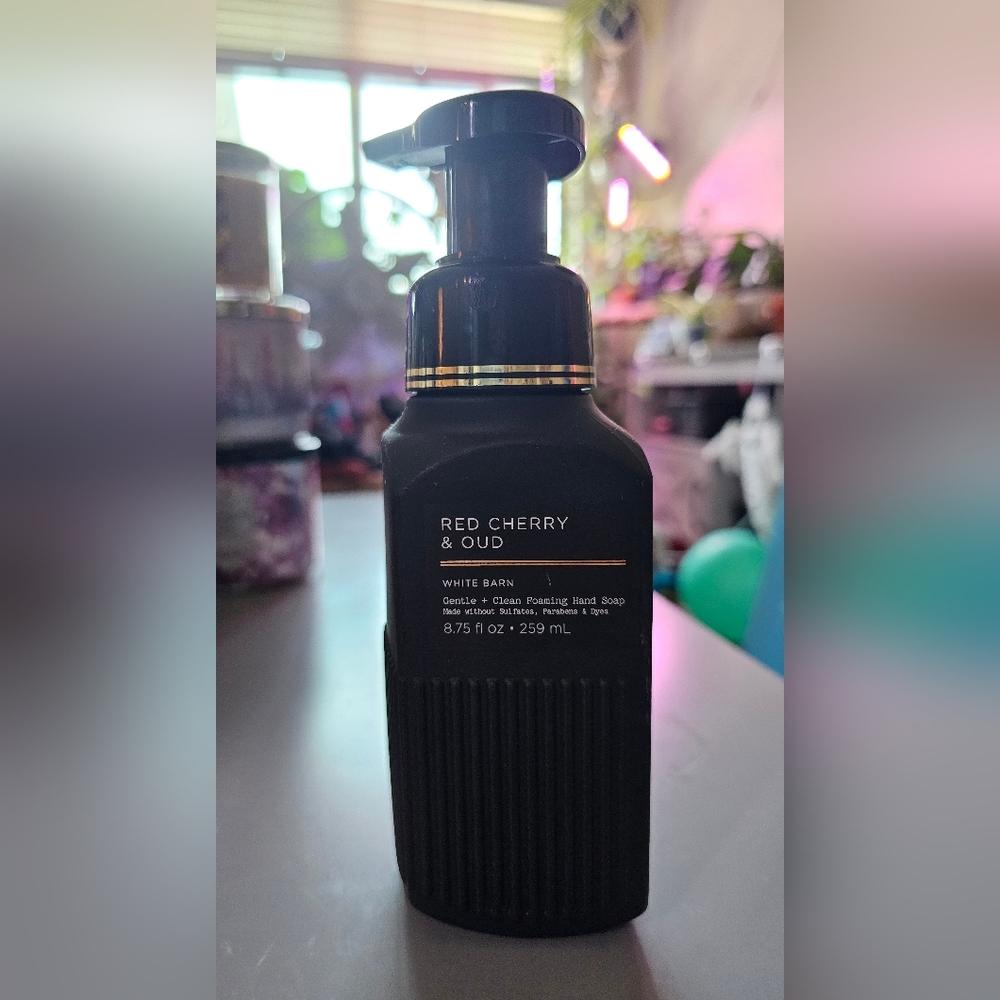 Red cherry and oud foaming hand soap